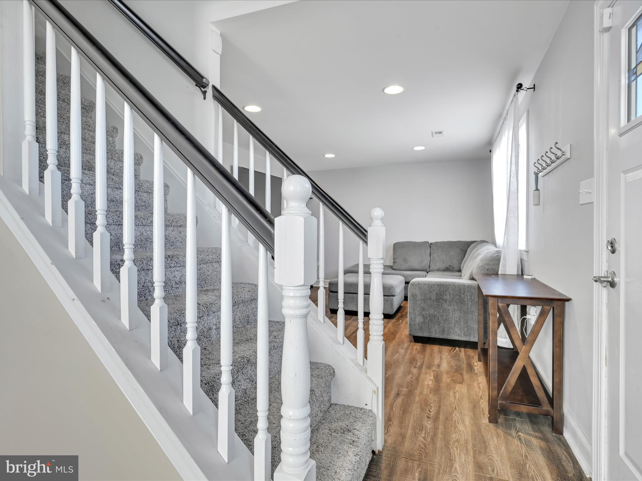 718 Hickory Road Secane, PA 19018 - Photo 6 of 41 Foyer