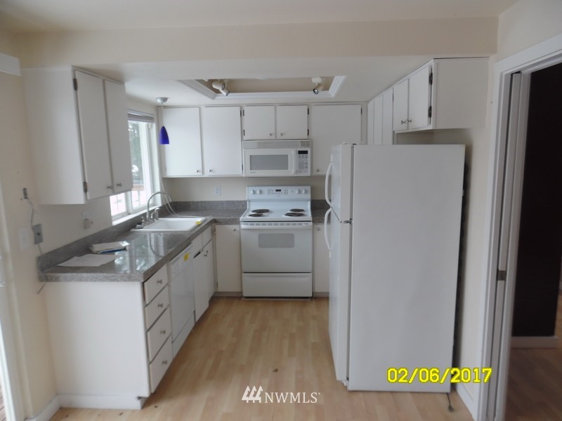 15657 129th Court Southeast Renton, WA 98058 - Photo 4 of 13 Gallery Image 4