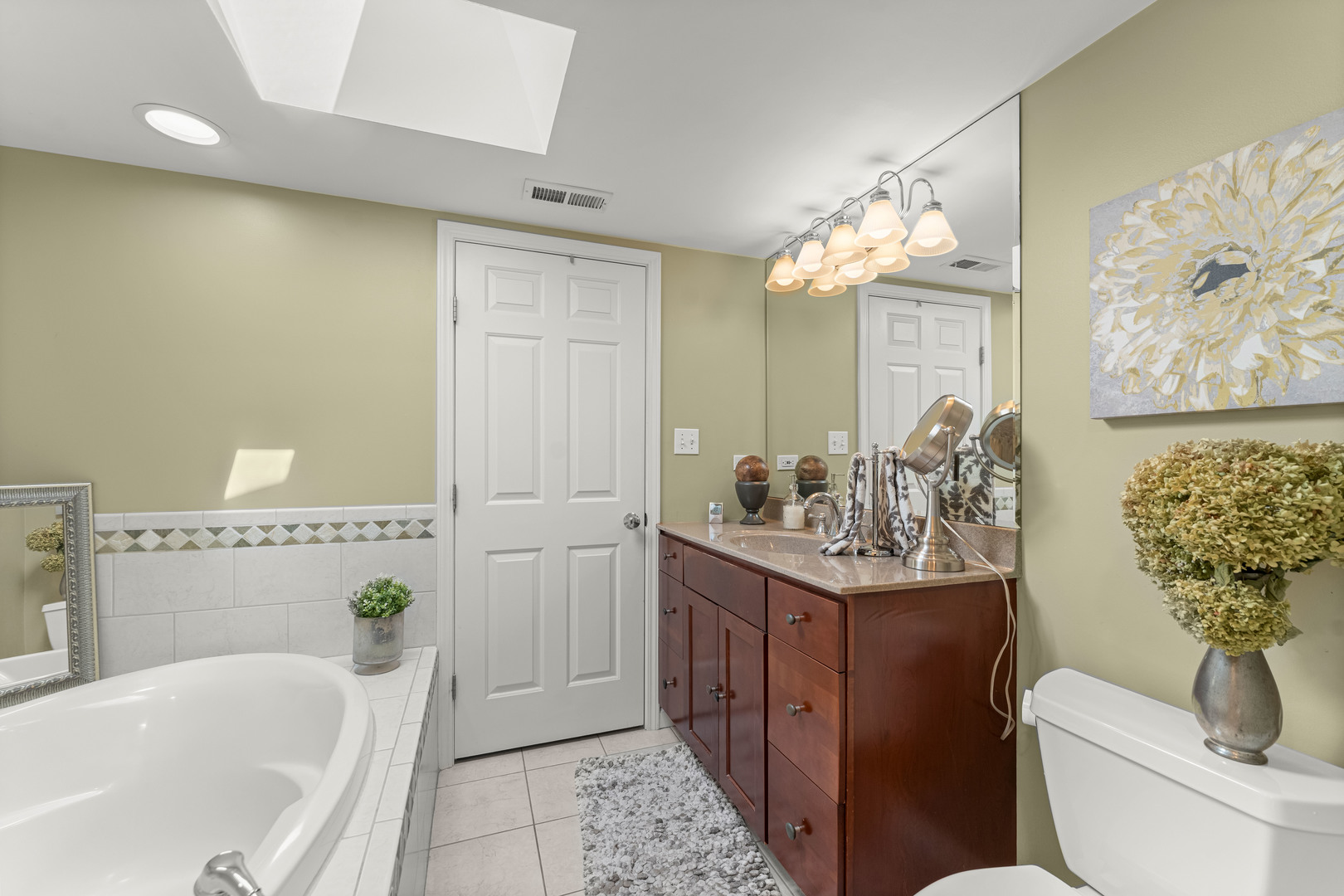 725 North County Line Road Hinsdale, IL 60521 - Photo 20 of 34 a bathroom with a bathtub sink and toilet