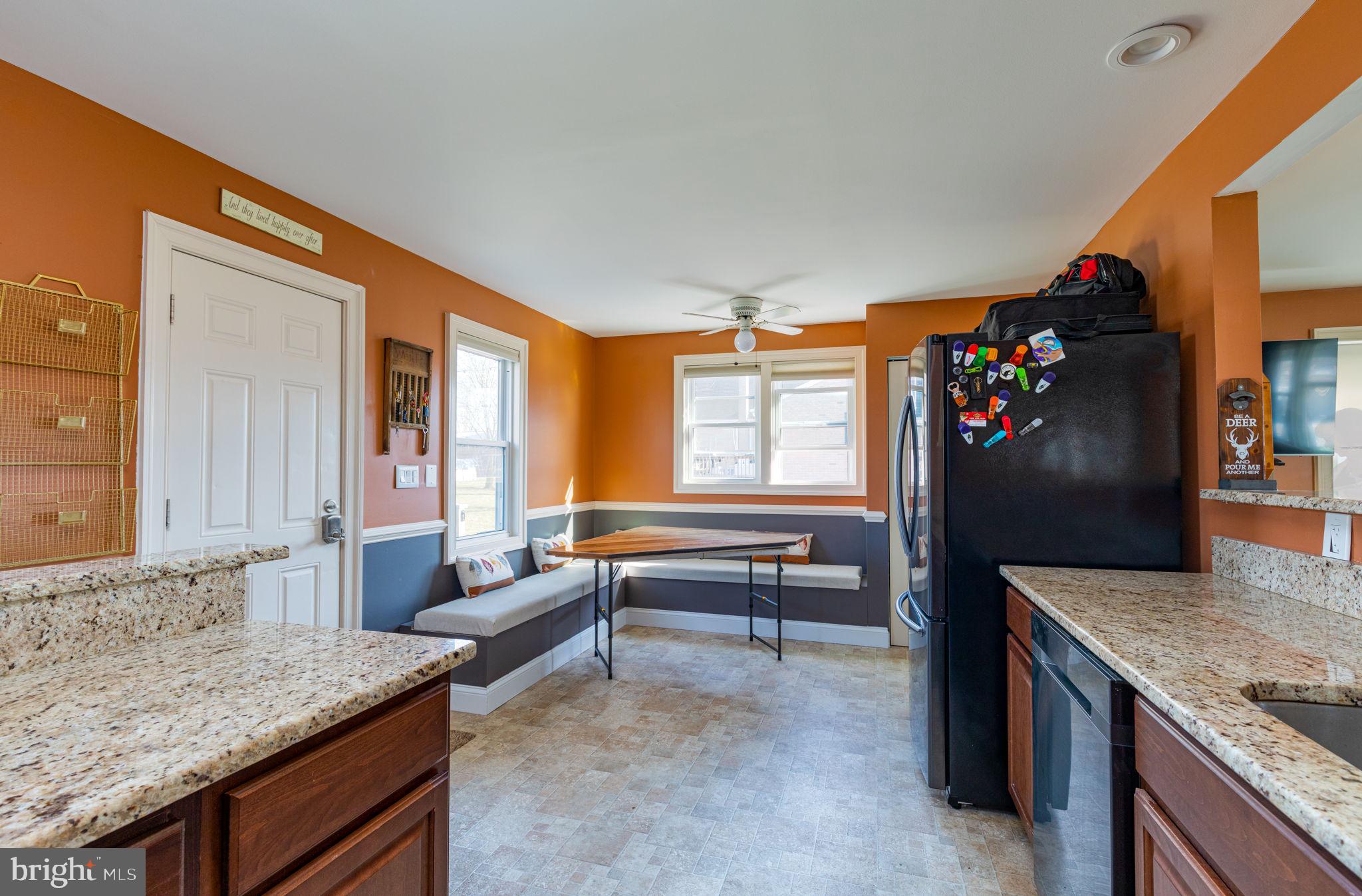 TABLE SPACE IN EAT IN KITCHEN
