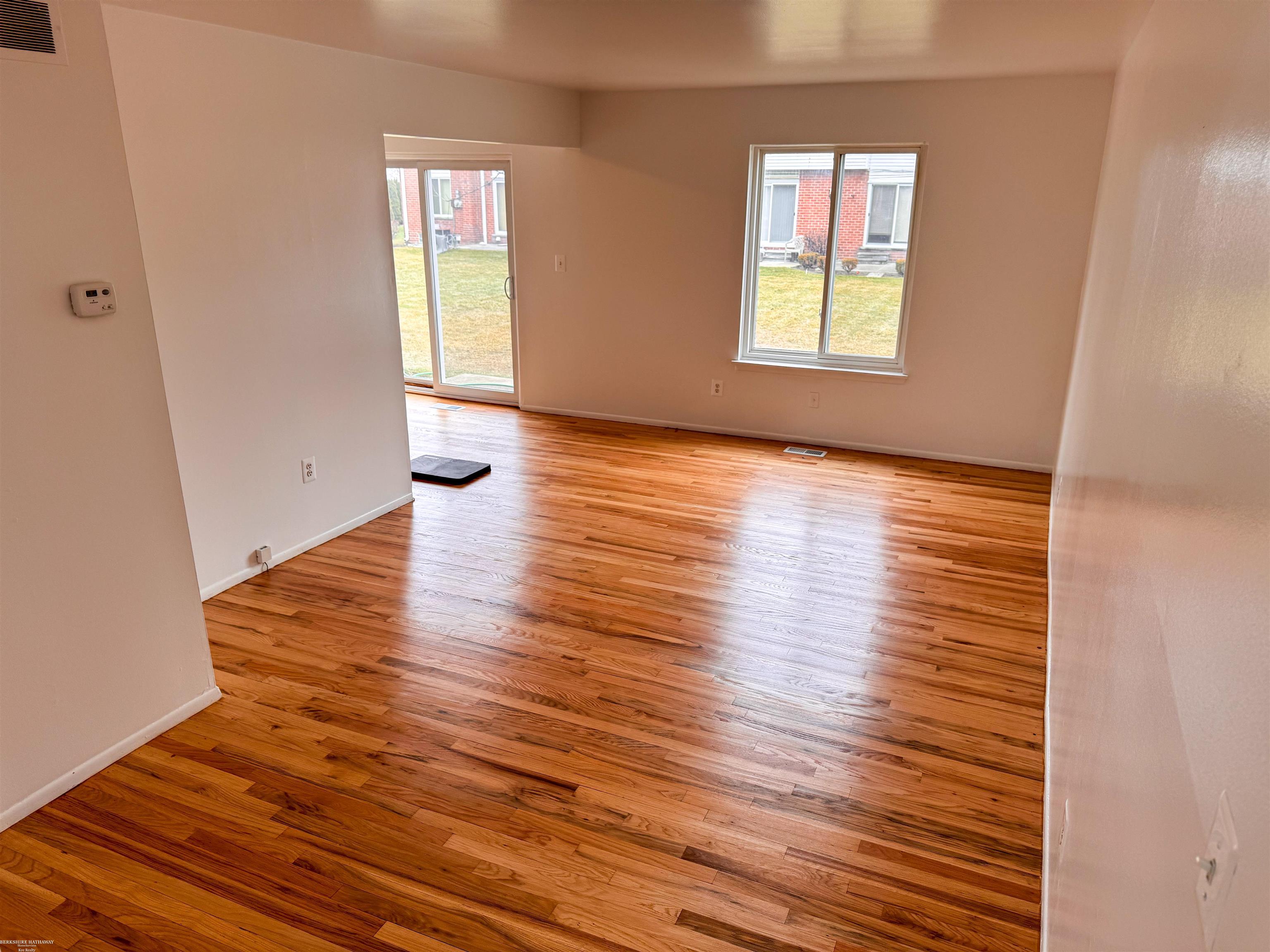 8653 Sterling Street Center Line, MI 48015 - Photo 4 of 9