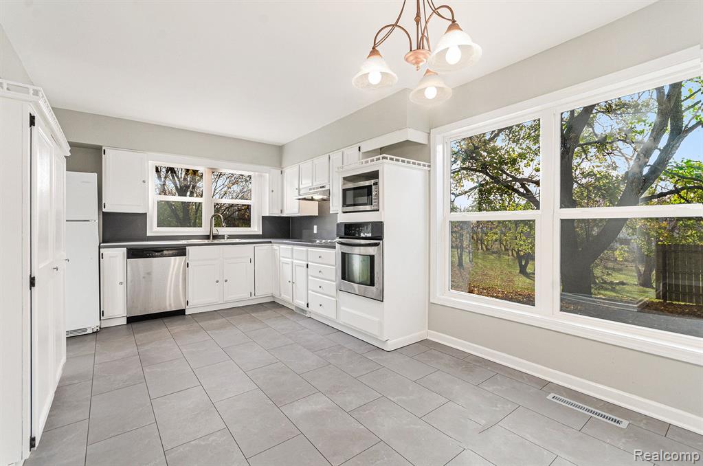 3113 South Center Road Burton, MI 48519 - Photo 6 of 19