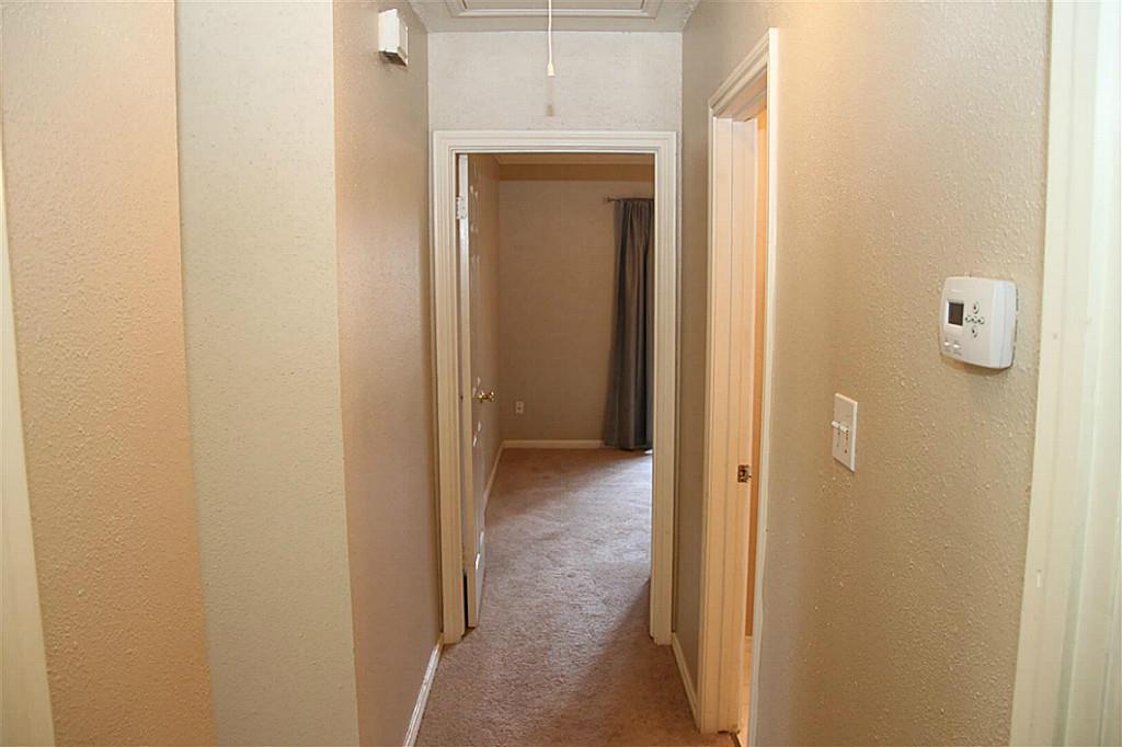 1220 Ashland Street Houston, TX 77008 - Photo 19 of 32 The hallway connecting the bedrooms