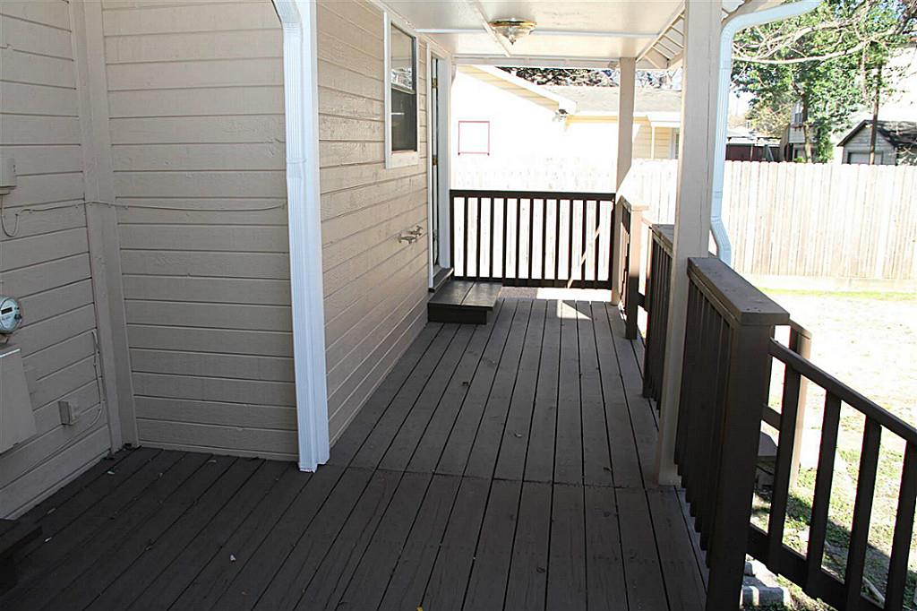 1220 Ashland Street Houston, TX 77008 - Photo 28 of 32 Deck in the back