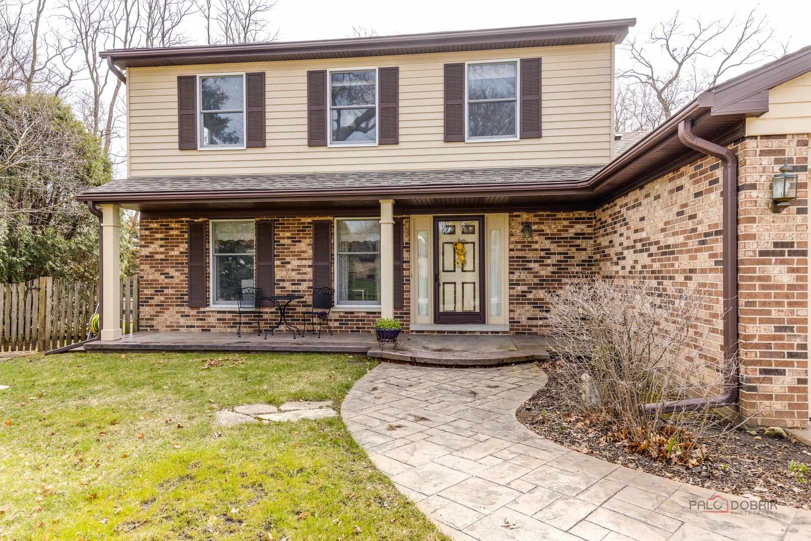 206 Pond Ridge Road Libertyville, IL 60048 - Photo 2 of 42 a front view of a house with garden