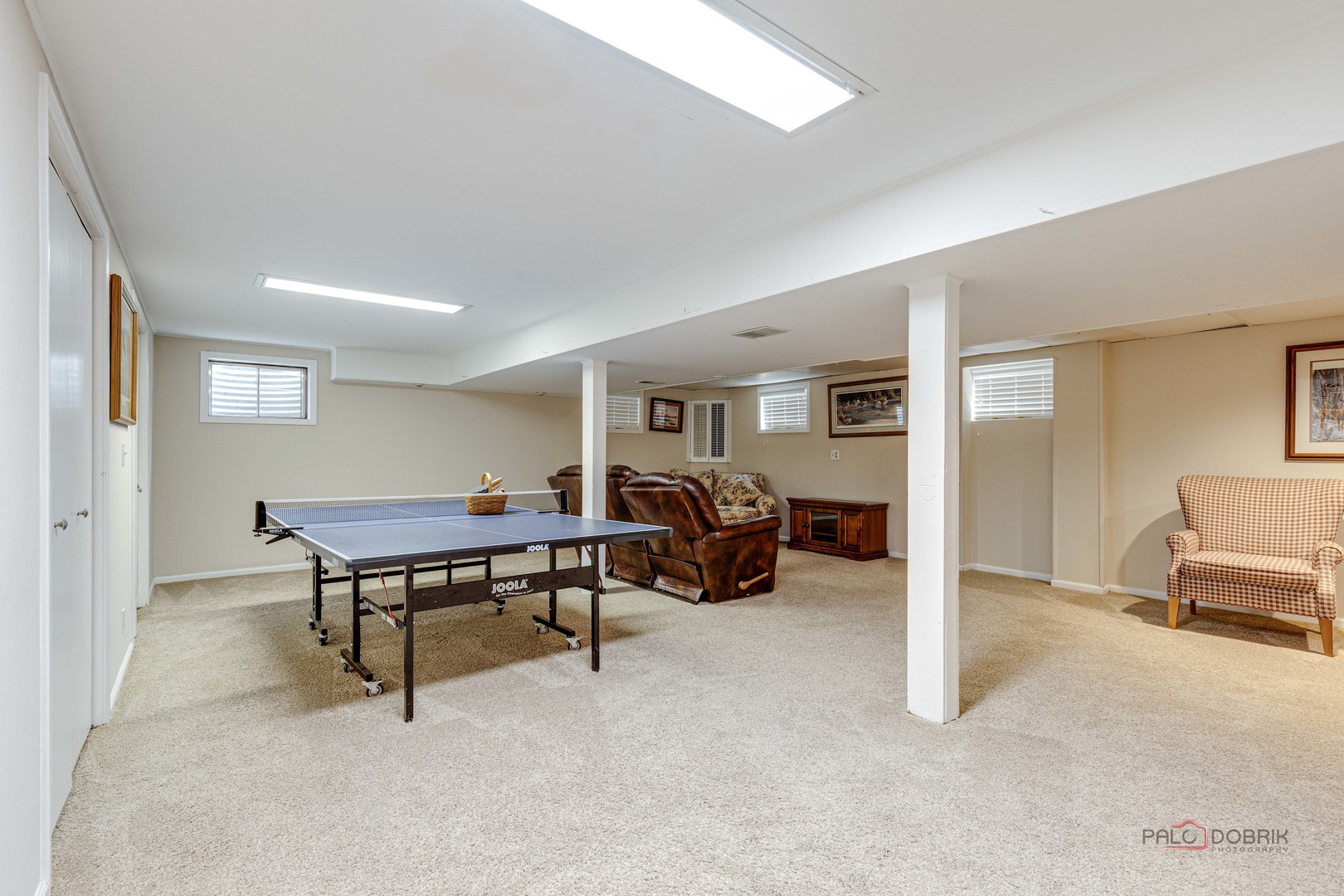 206 Pond Ridge Road Libertyville, IL 60048 - Photo 25 of 42 a living room with furniture a flat screen tv and a table