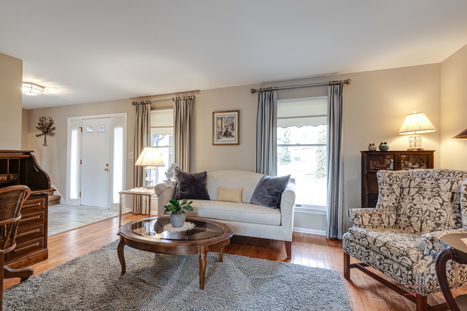 206 Pond Ridge Road Libertyville, IL 60048 - Photo 7 of 42 a living room with furniture a lamp and a window