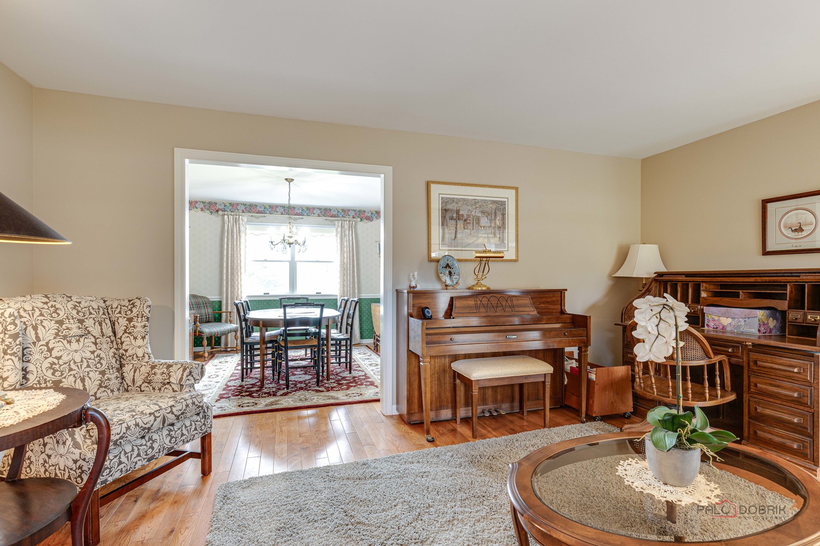 206 Pond Ridge Road Libertyville, IL 60048 - Photo 8 of 42 a living room with furniture and a table