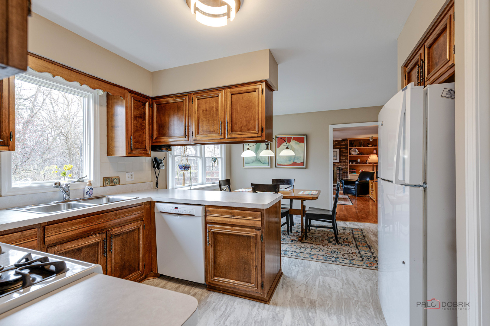206 Pond Ridge Road Libertyville, IL 60048 - Photo 10 of 42 a kitchen with a sink stove and refrigerator