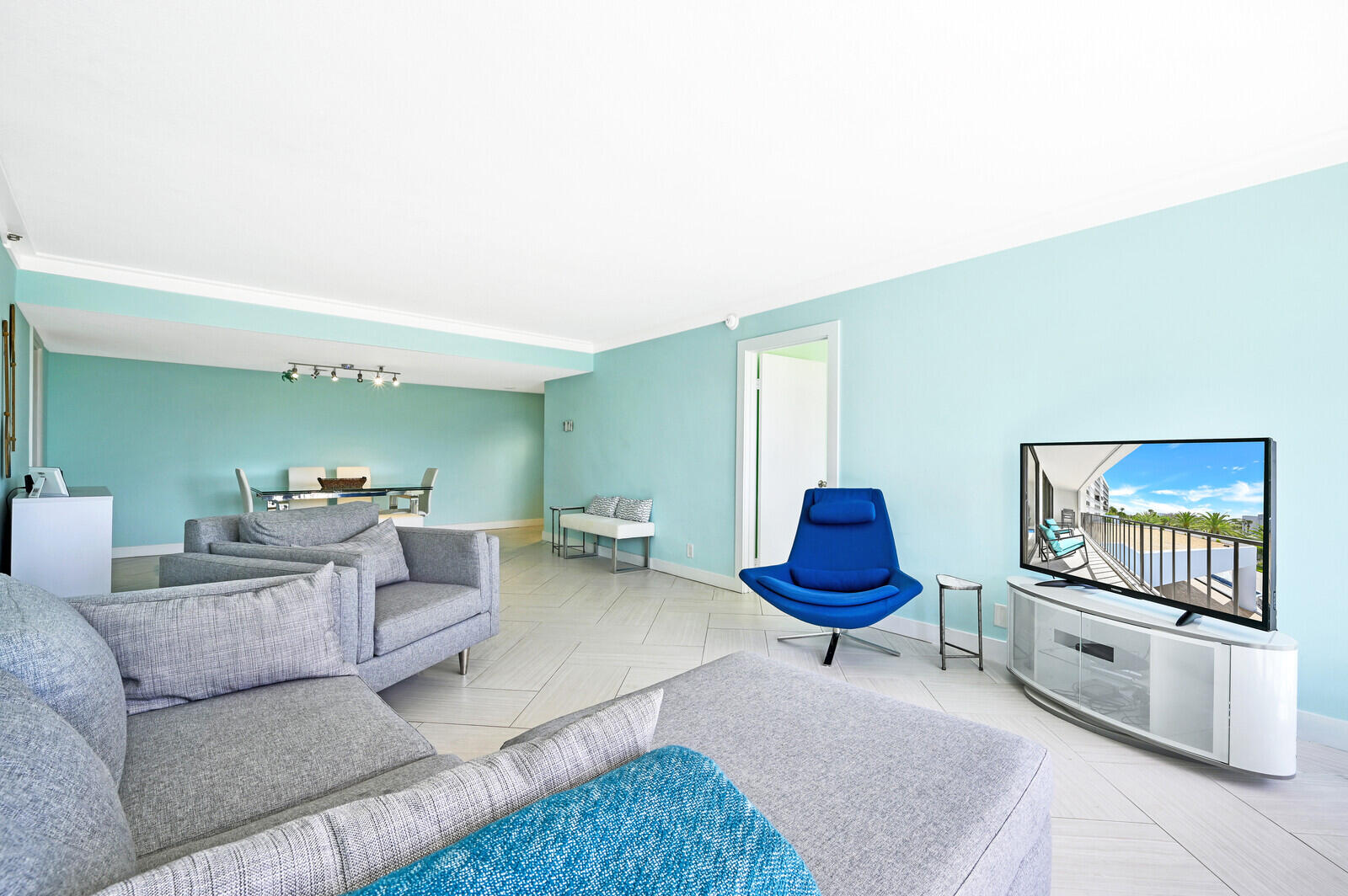 1300 Florida A1A, Unit 123 Jupiter, FL 33477 - Photo 11 of 41 Light-filled Living Area