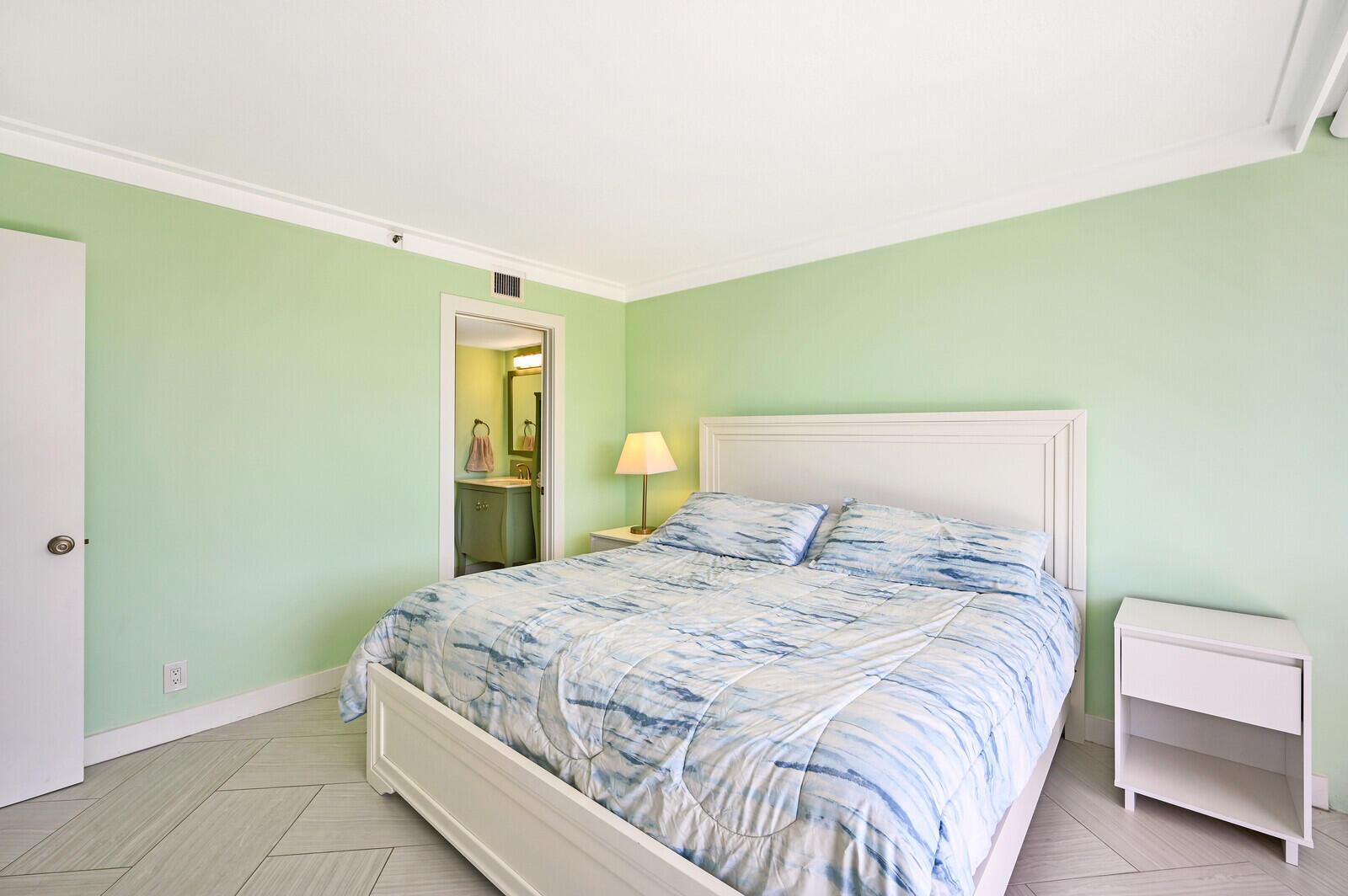 1300 Florida A1A, Unit 123 Jupiter, FL 33477 - Photo 16 of 41 Primary Bedroom