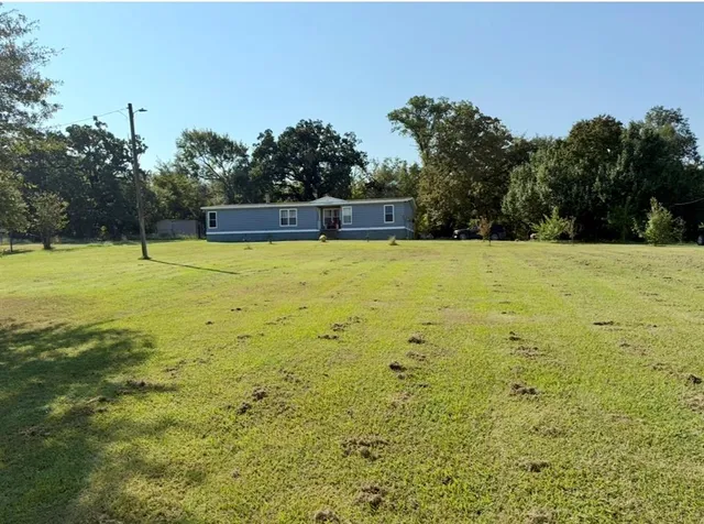 a view of a yard with a house