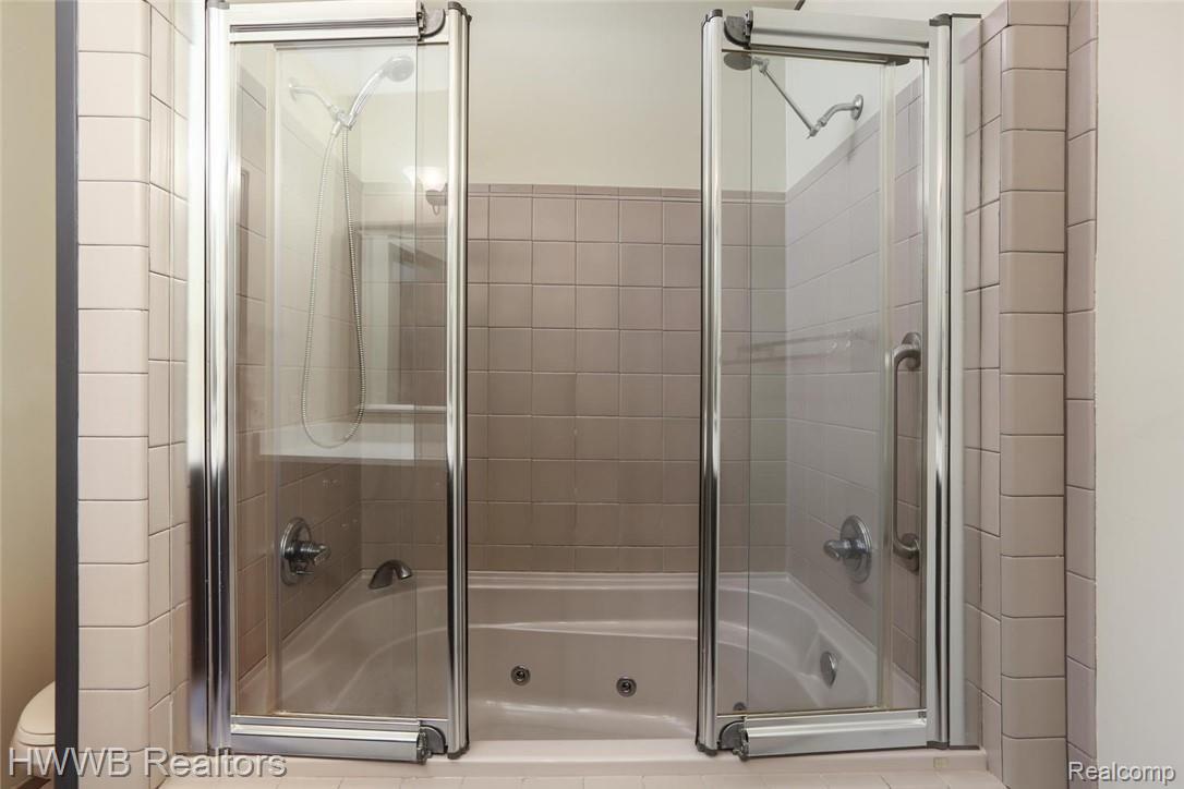 6200 Mack Road Howell, MI 48855 - Photo 25 of 52 Jetted tub.