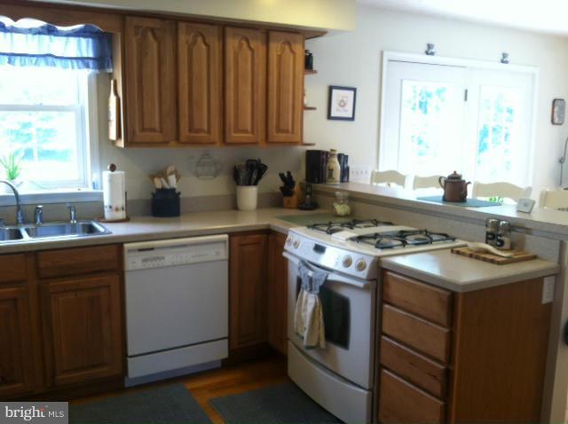860 Laurel Grove Road Winchester, VA 22602 - Photo 7 of 24 Kitchen