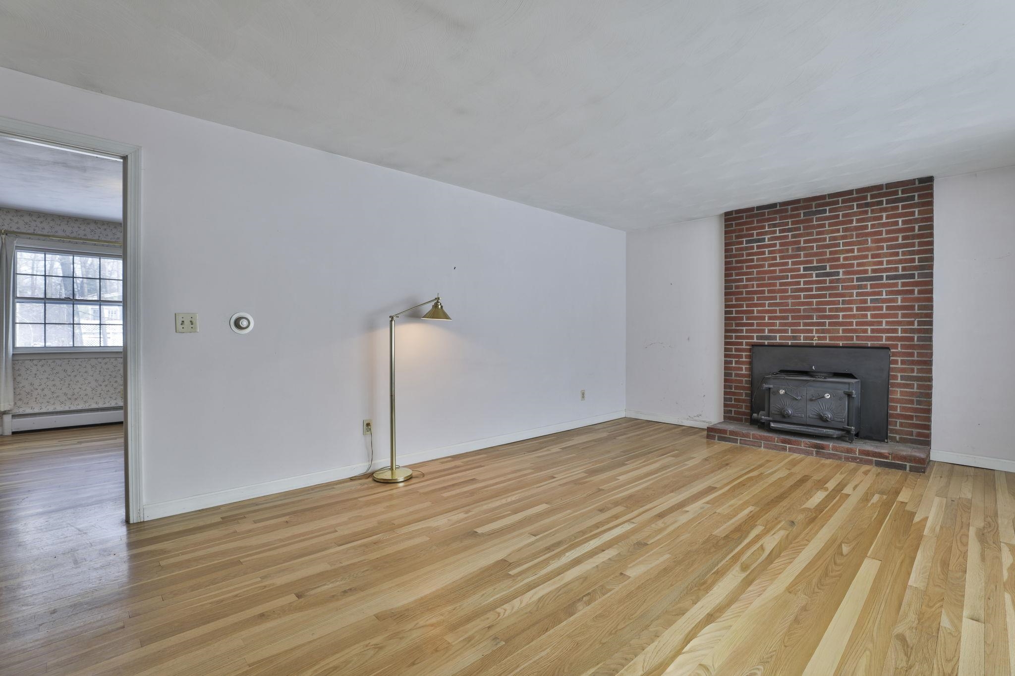 8 Prince Drive Hudson, NH 03051 - Photo 4 of 31