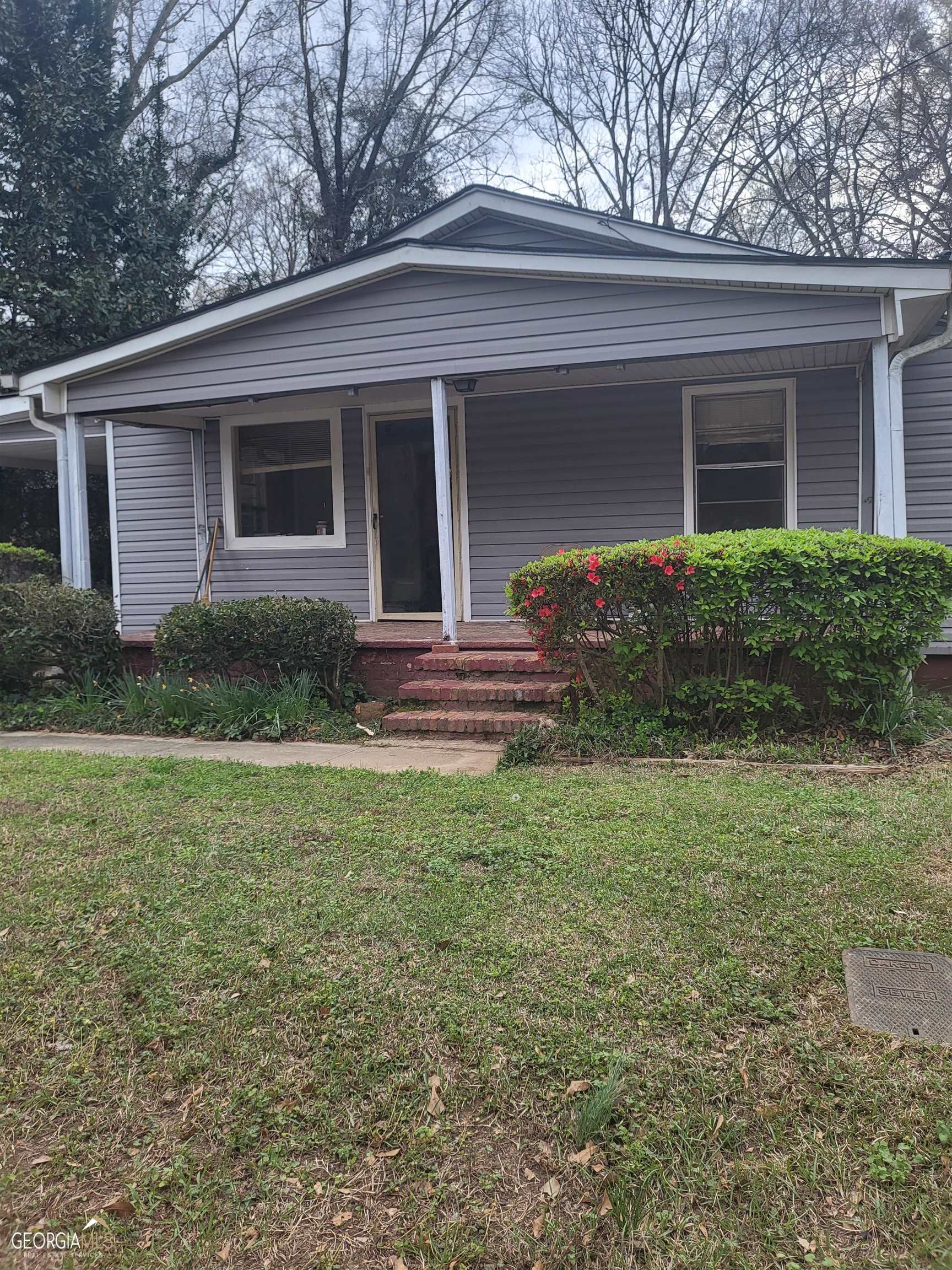a view of house with front yard