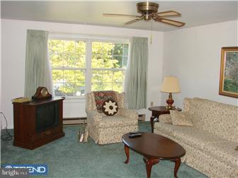 119 Kinsman Road Florence, NJ 08518 - Photo 8 of 12 Living Room