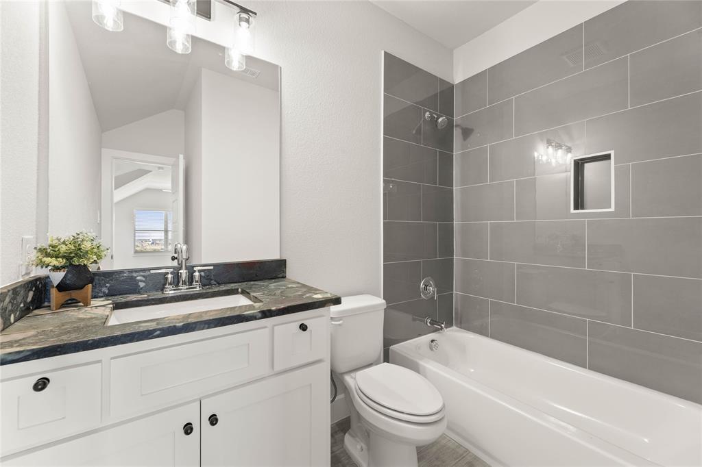 441 Collum View Azle, TX 76020 - Photo 28 of 38 Bathroom featuring washtub / shower combination, vanity, and vaulted ceiling