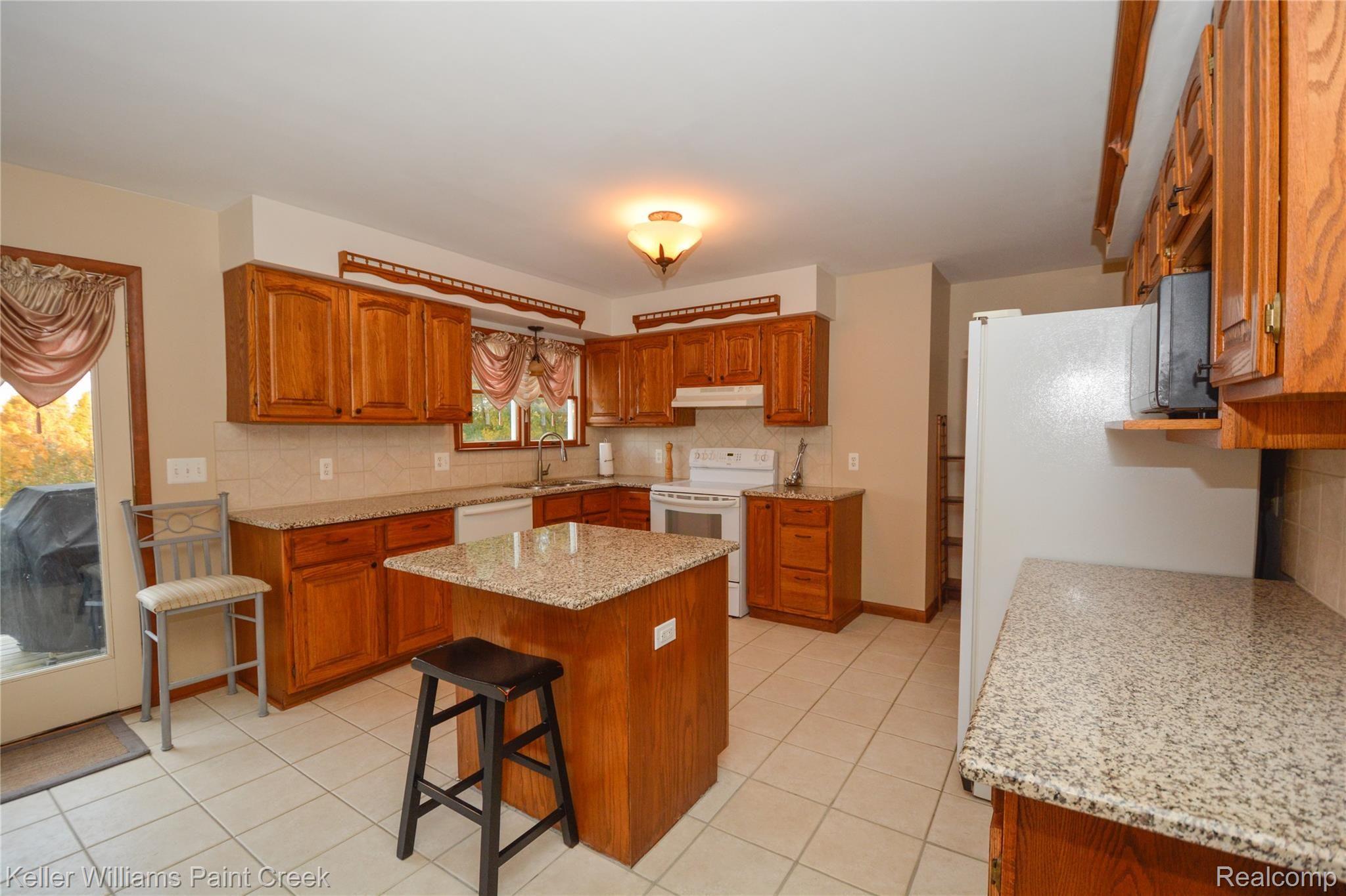 3152 Curtis Road Leonard, MI 48367 - Photo 19 of 36 Kitchen02.jpg