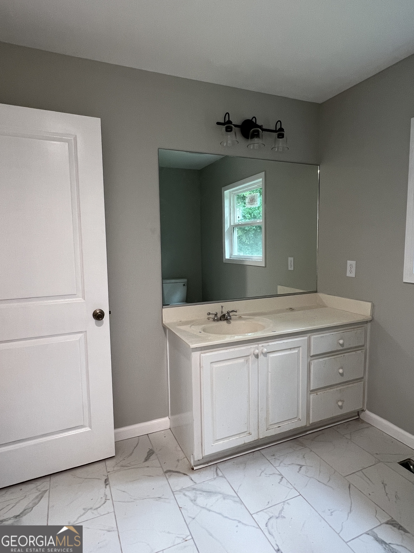984 Plowshare Road Carrollton, GA 30117 - Photo 12 of 15 a bathroom with a sink a mirror and a bathtub