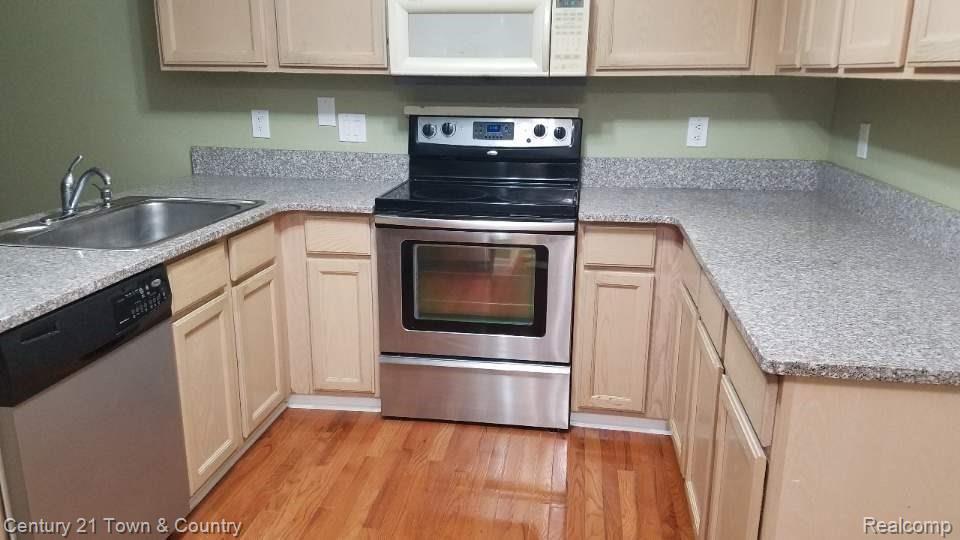 5824 Dawn Ridge Drive, Unit 86 Troy, MI 48098 - Photo 3 of 15