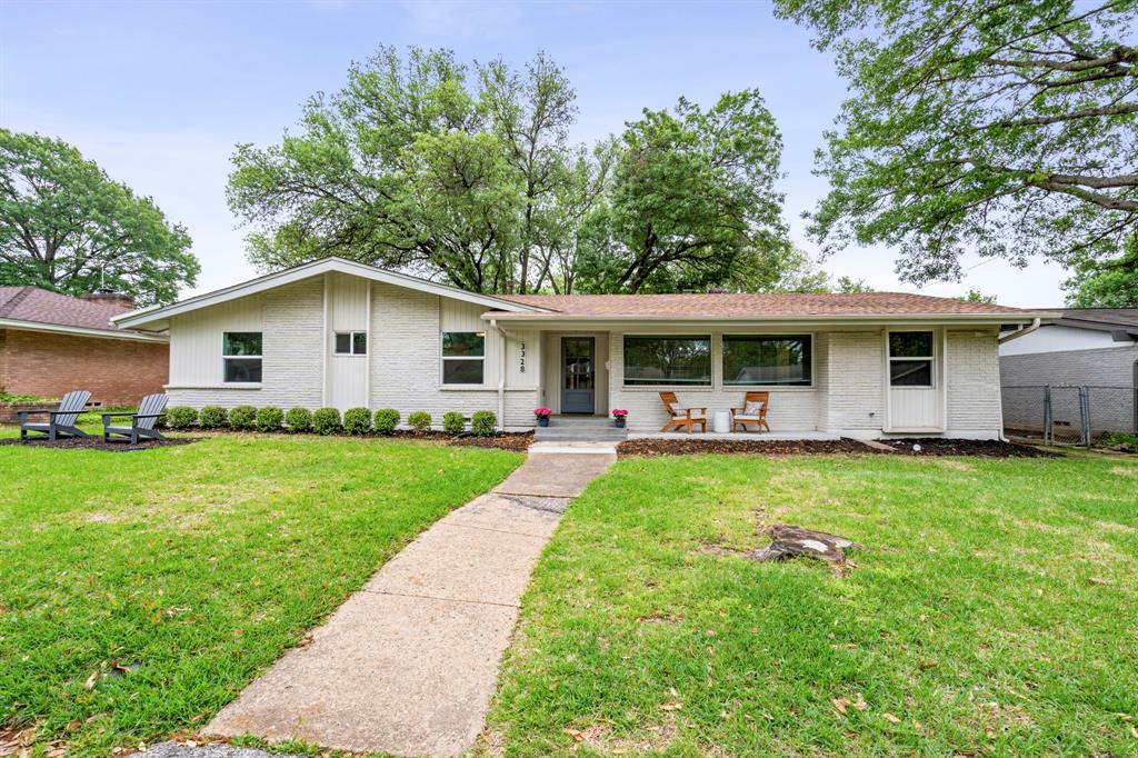 a view of a yard in front of house