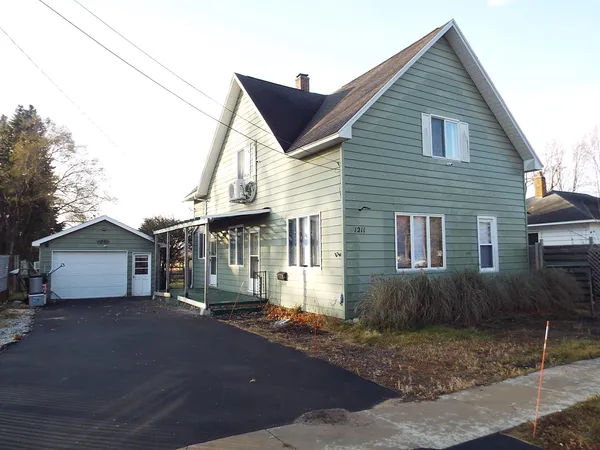 $130,000 | 1211 26th Street, Manistee, MI 49660