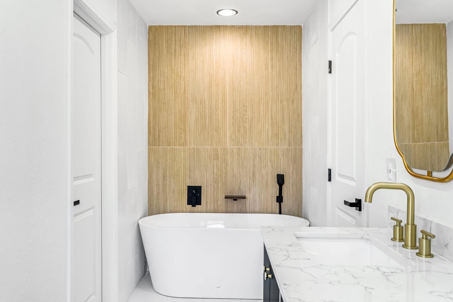 146 Sierra Avenue Clovis, CA 93612 - Photo 28 of 45 a bathroom with a sink a mirror and a bathtub