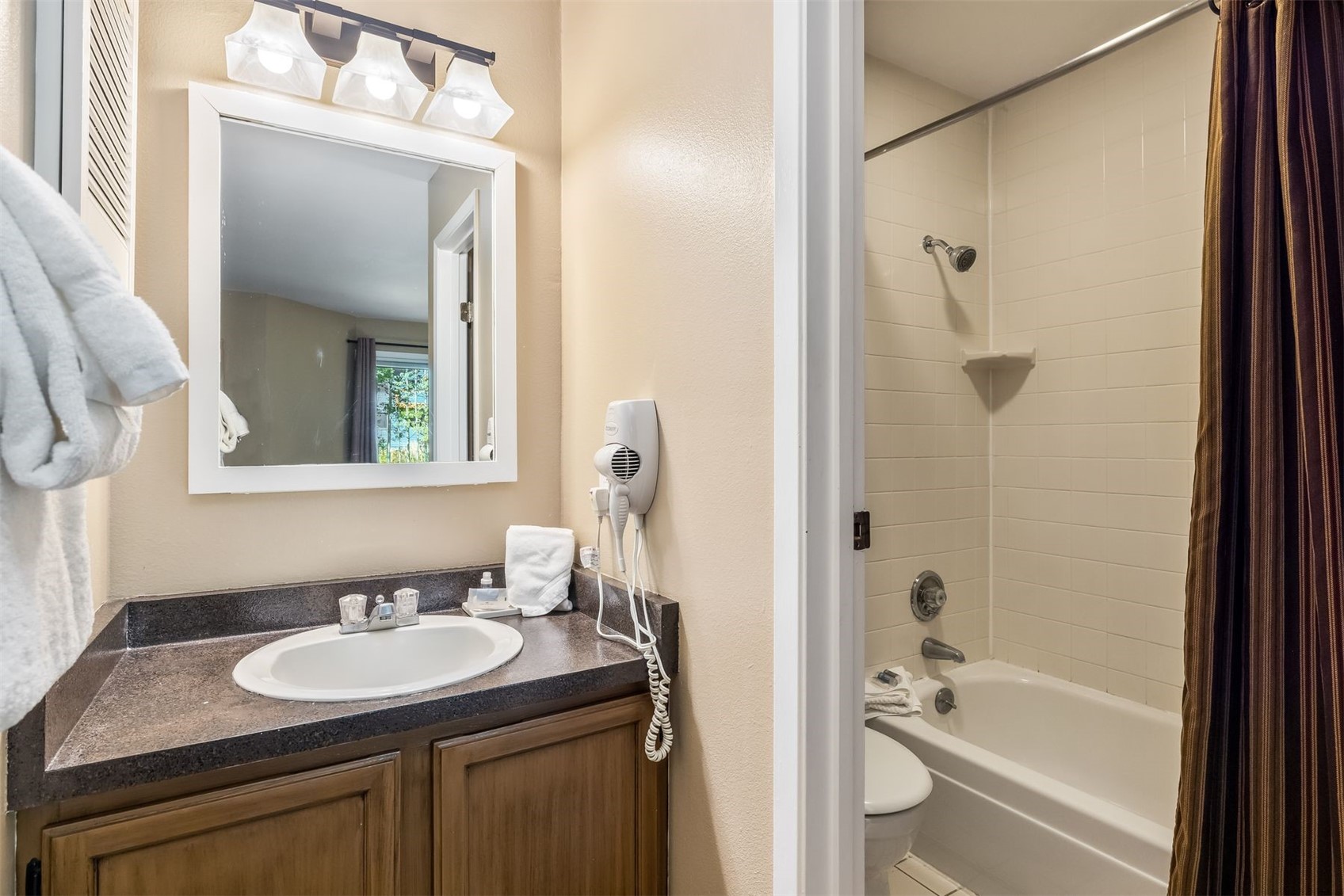 1977 Soda Ridge Road, Unit 1194 Keystone, CO 80435 - Photo 21 of 44 a bathroom with a sink and a mirror