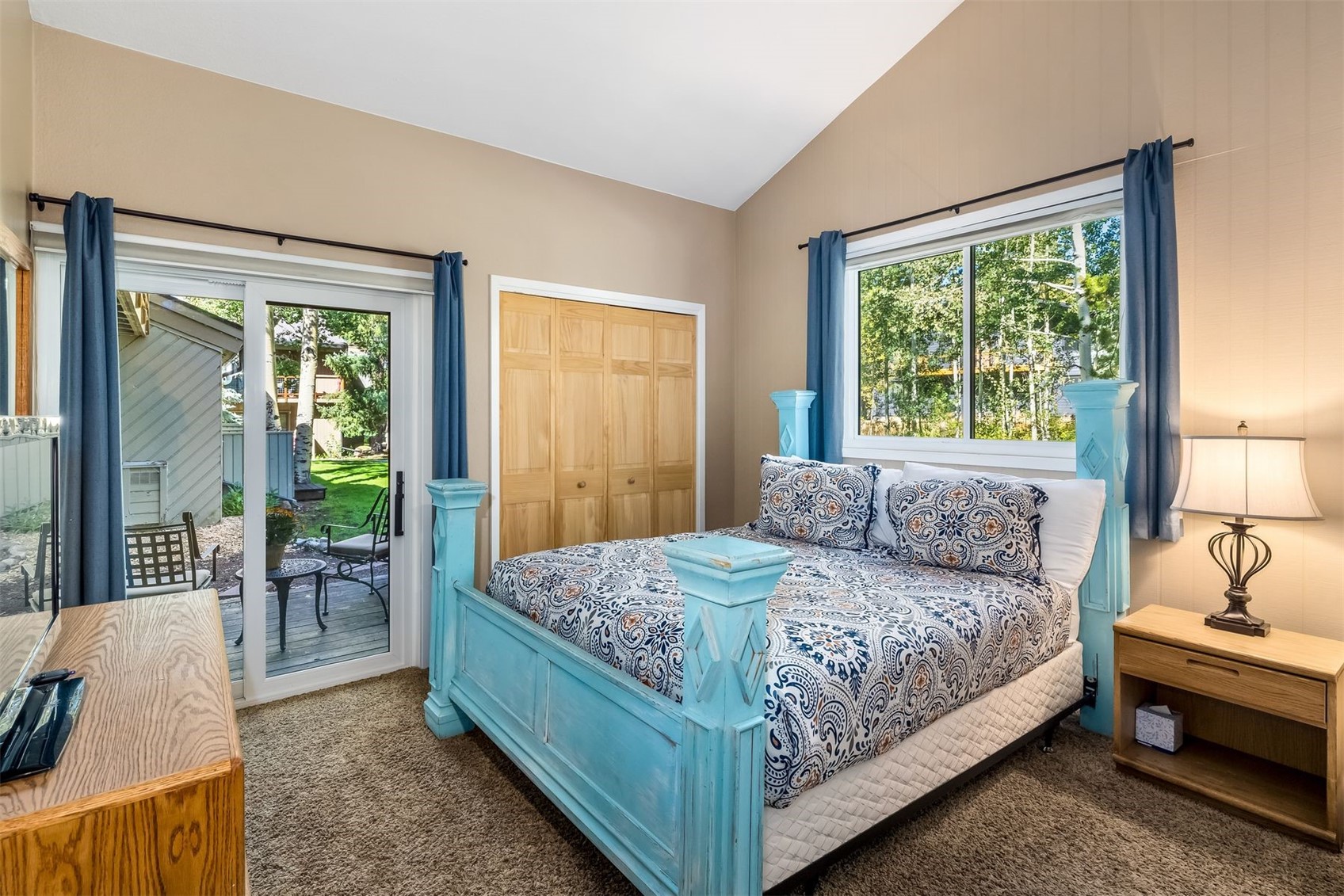 1977 Soda Ridge Road, Unit 1194 Keystone, CO 80435 - Photo 24 of 44 a room with a bed and a couch