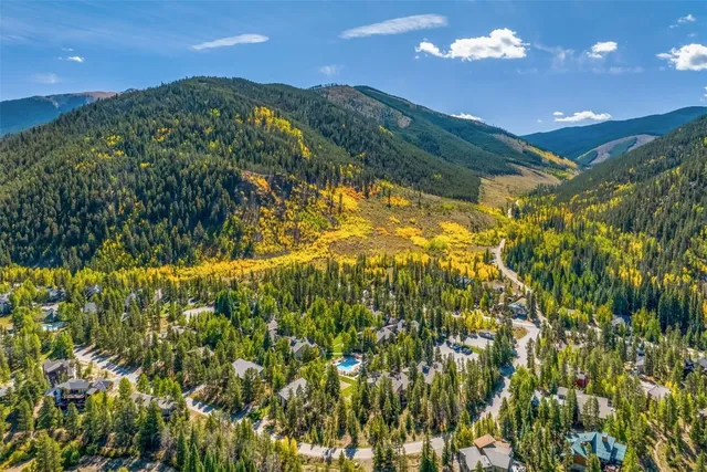 a view of a houses with a yard
