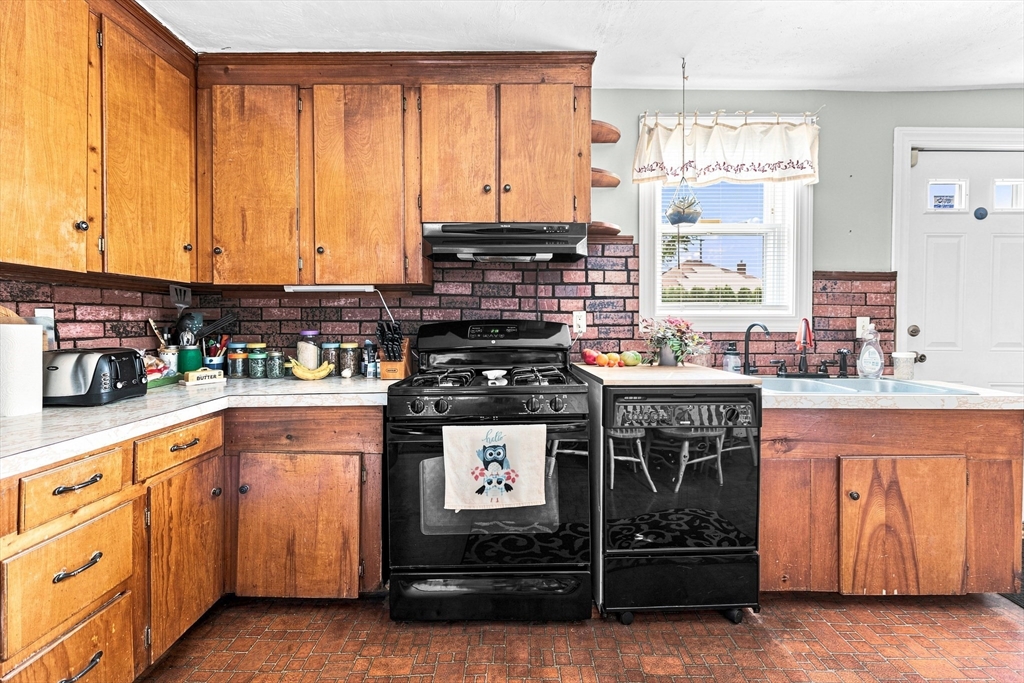 577 Pokross Street Fall River, MA 02724 - Photo 5 of 30 Gallery Image 5