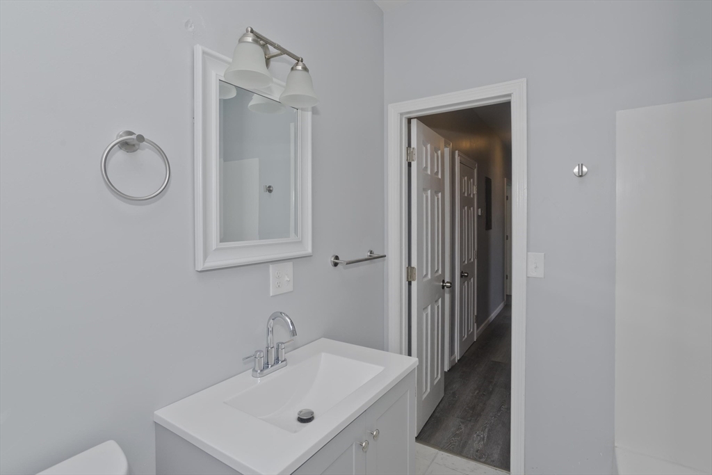 64 Thompson Street Springfield, MA 01109 - Photo 8 of 30