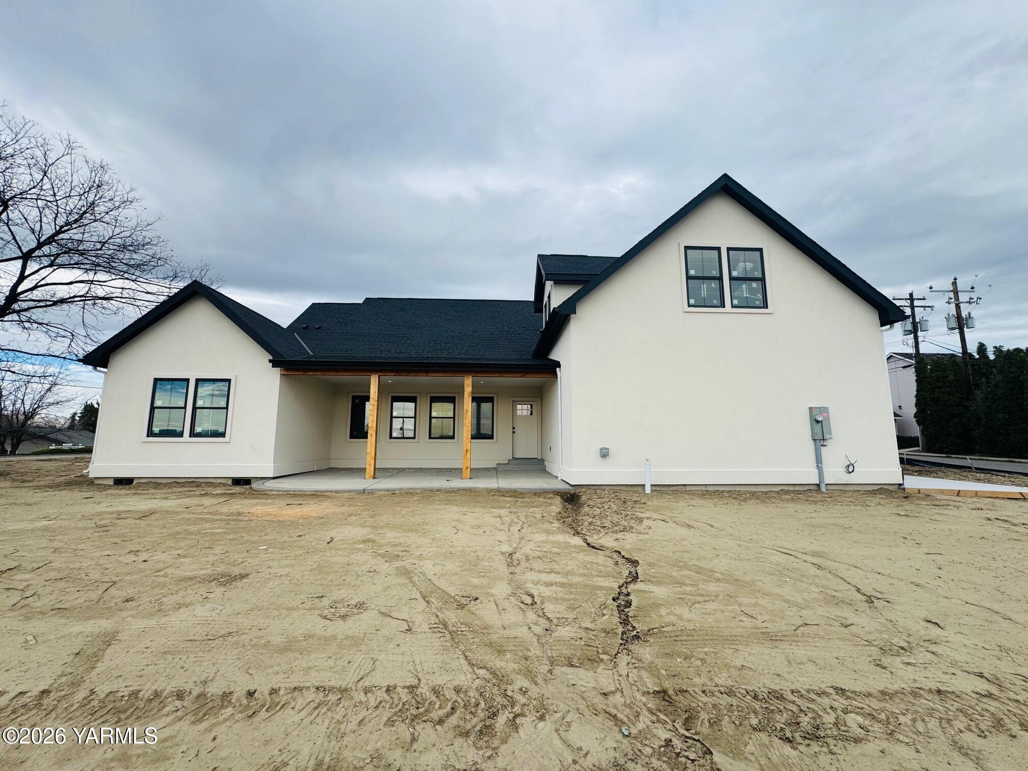 304 6th Street Zillah, WA 98953 - Photo 28 of 29 a view of a house with a yard