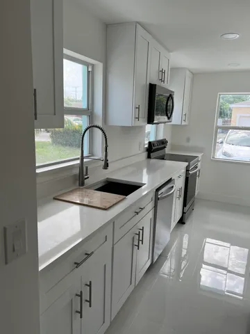 $1,950 | 1015 South K Street, Unit 1 FRONT, Lake Worth Beach, FL 33460