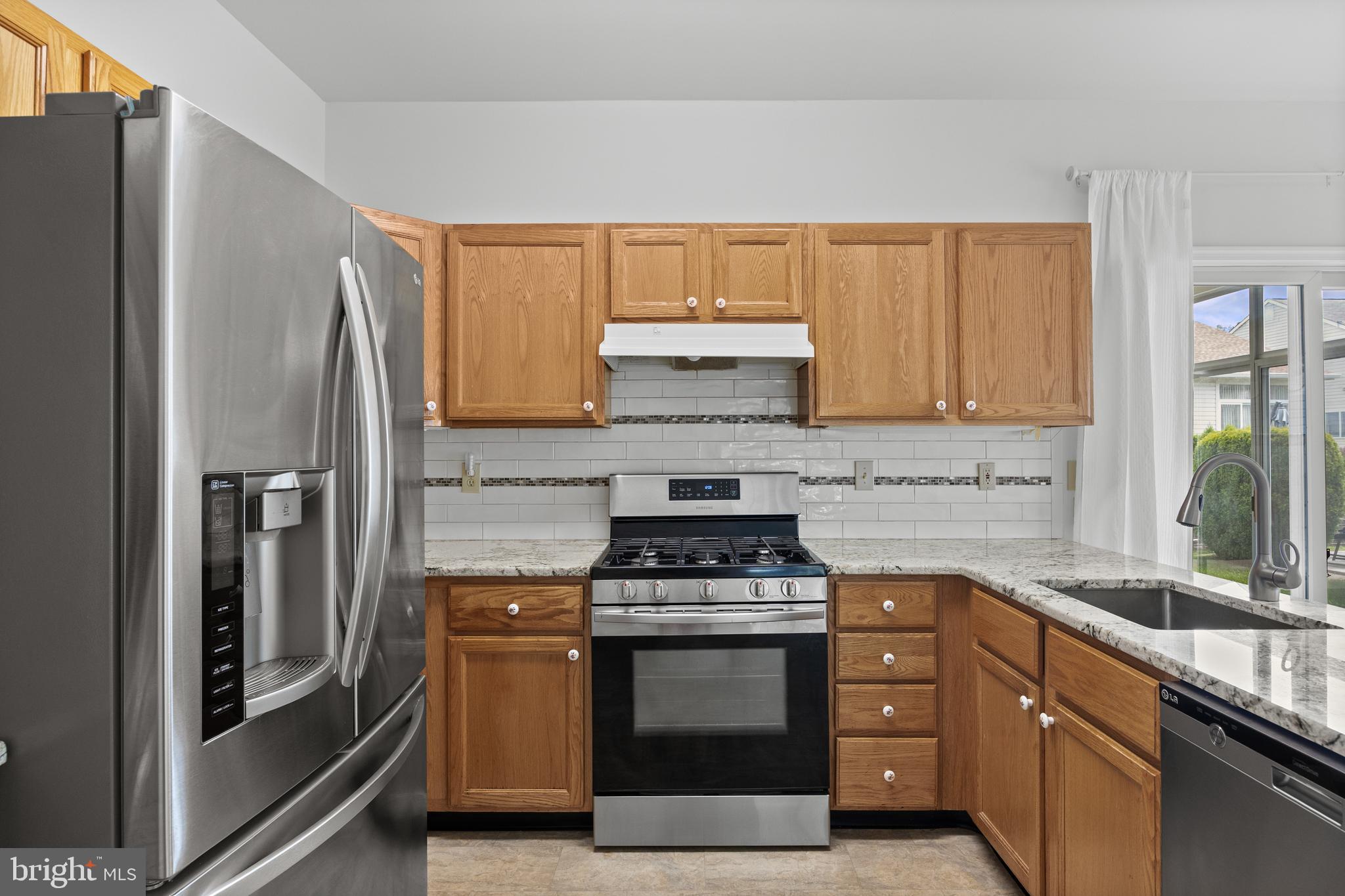 7 Covered Bridge Circle Columbus, NJ 08022 - Photo 12 of 40 a kitchen with a stove and a refrigerator