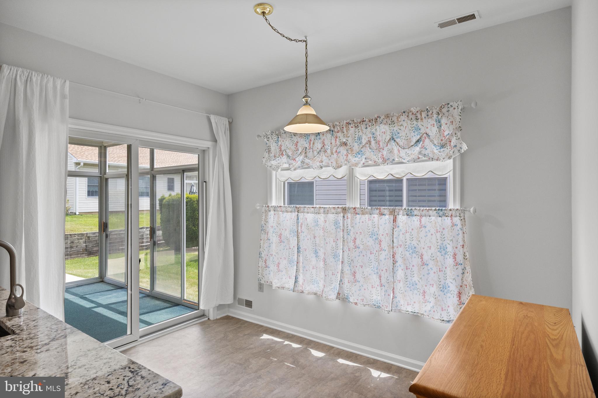 7 Covered Bridge Circle Columbus, NJ 08022 - Photo 15 of 40 a dining room with wooden floor and a chandelier