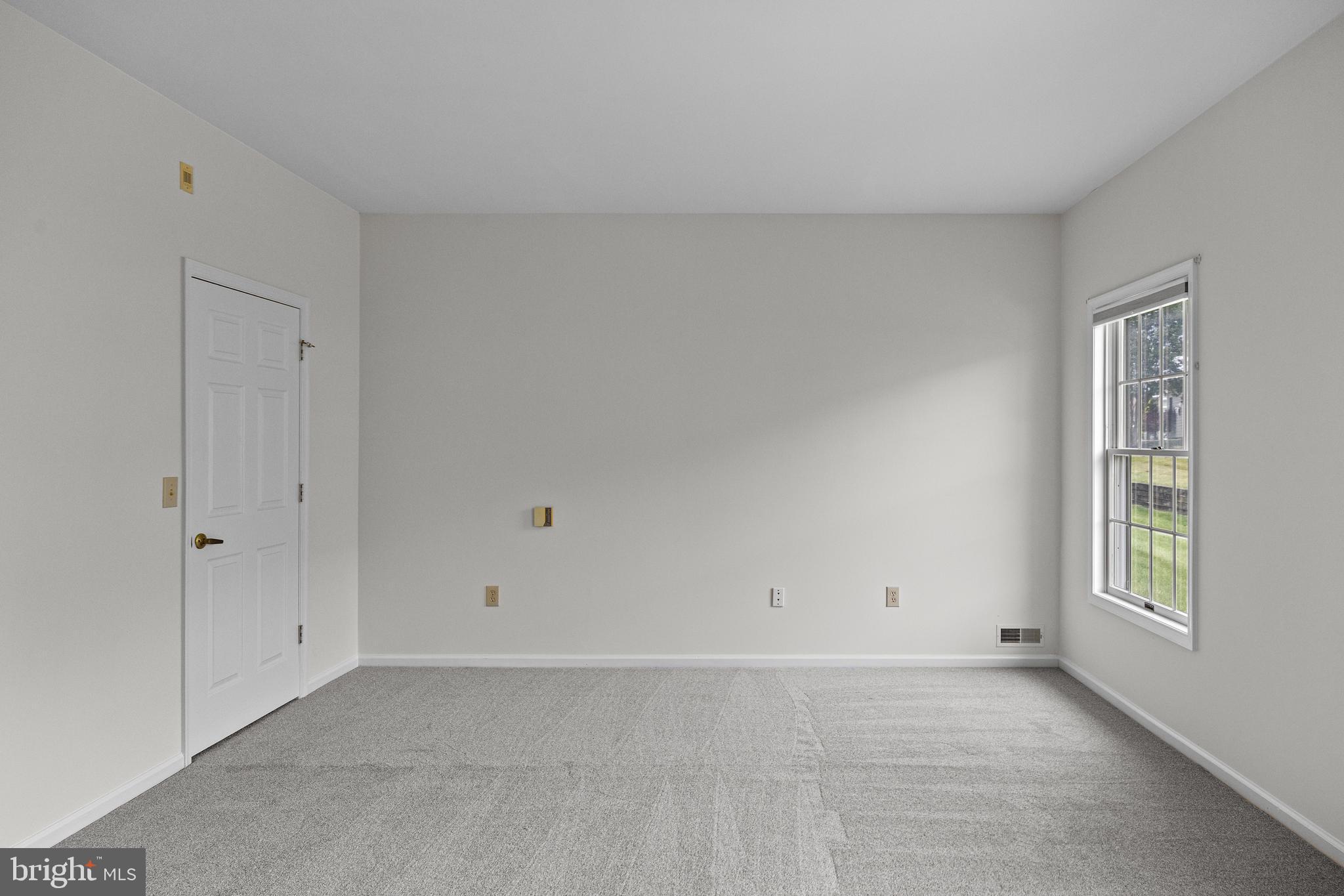 7 Covered Bridge Circle Columbus, NJ 08022 - Photo 18 of 40 a view of an empty room with window