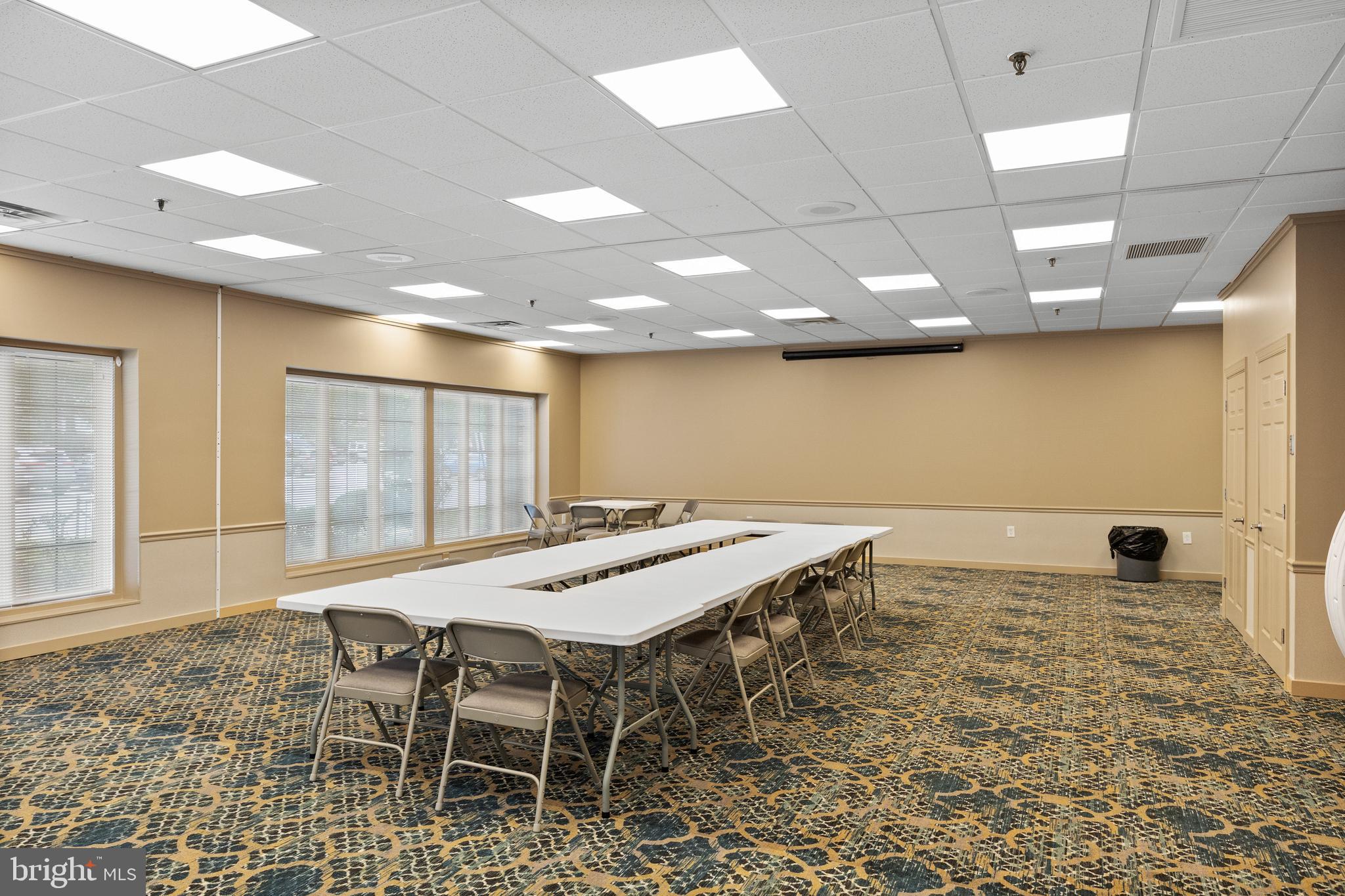 7 Covered Bridge Circle Columbus, NJ 08022 - Photo 30 of 40 a kitchen with a table and chairs in it