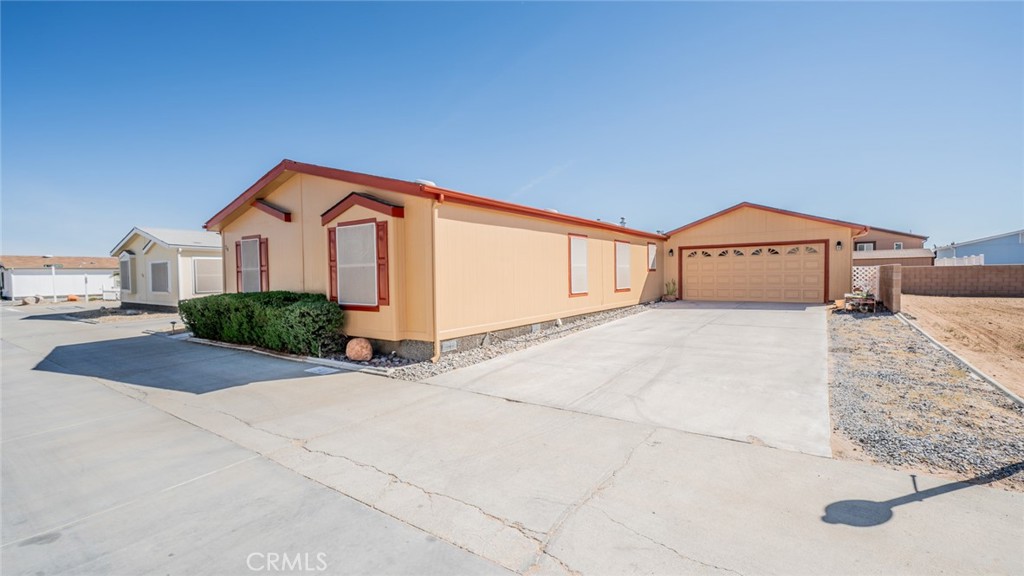 22241 Nisqually Road, Unit 74 Apple Valley, CA 92308 - Photo 4 of 56