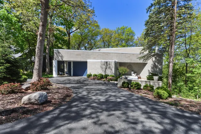 $1,149,000 | 906 Tarrant Drive, Fontana, WI 53125