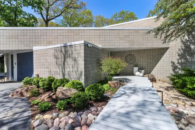 $1,149,000 | 906 Tarrant Drive, Fontana, WI 53125