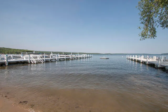 $1,149,000 | 906 Tarrant Drive, Fontana, WI 53125