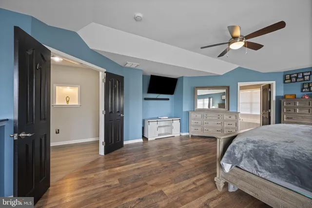 a en suite bathroom with a sink and a mirror