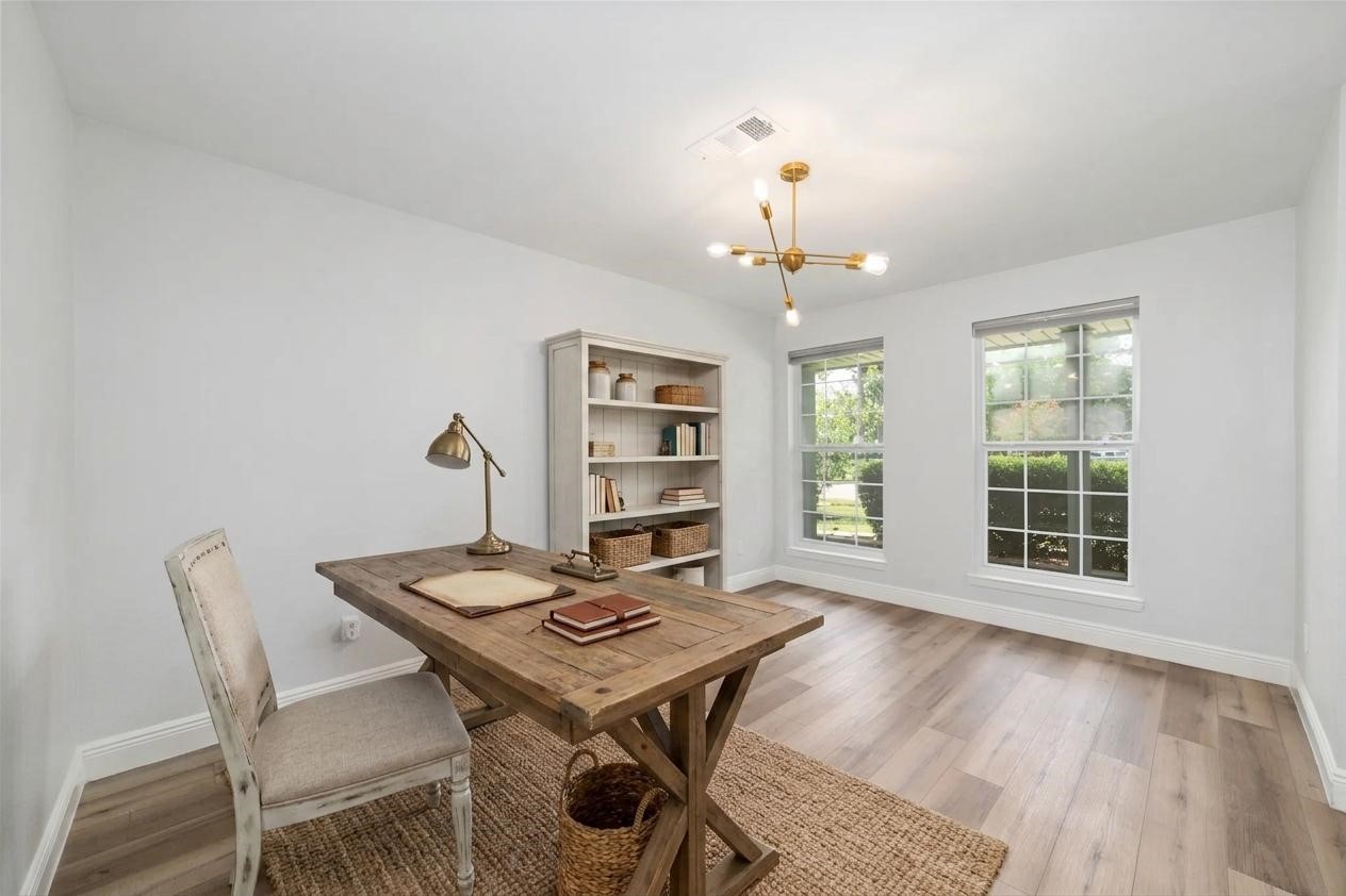 5922 Hummingbird Street Houston, TX 77096 - Photo 4 of 26 Located just off the entry, this versatile room is ready to fit your lifestyle. Whether you envision a home office, formal dining room, library, or playroom, the possibilities are endless. (VS)
