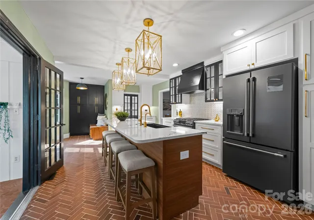 $914,000 | 112 Sardis View Road, Charlotte, NC 28211