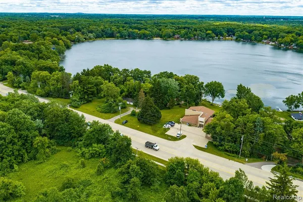 $999,999 | 11032 East Grand River Road, Brighton, MI 48116