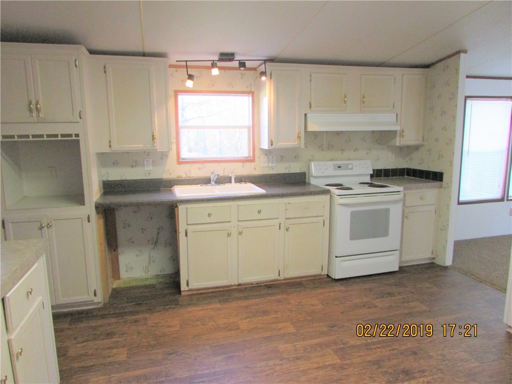 371673 Kings Ferry Road Hilliard, FL 32046 - Photo 4 of 34 a kitchen with a stove a sink and a refrigerator