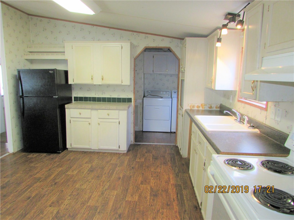 371673 Kings Ferry Road Hilliard, FL 32046 - Photo 9 of 34 a kitchen with a sink stove and refrigerator