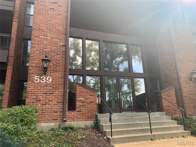 $239,900 | 539 Coeur De Royale Drive, Unit 105, Creve Coeur, MO 63141
